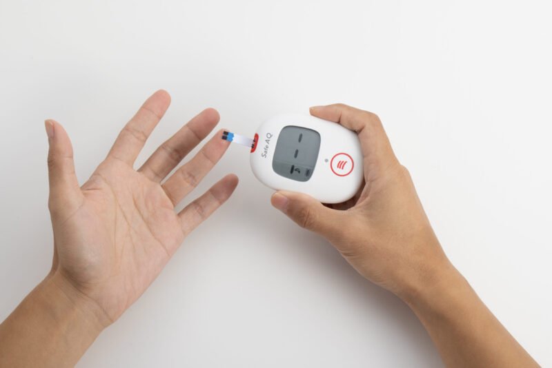 Kit Glucometro AQ Voice + dispositivo de punción, 50 tiras y 50 lancentas - Imagen 4